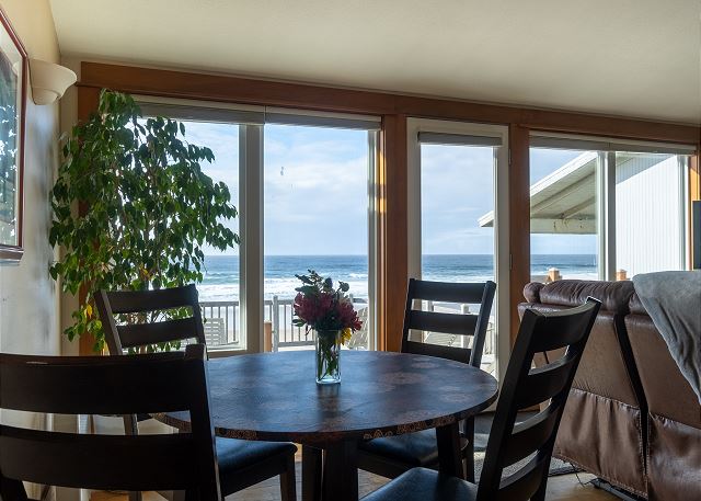 Image Oceanfront dining for 4