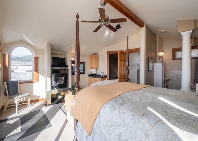 Image Queen bedroom with fireplace