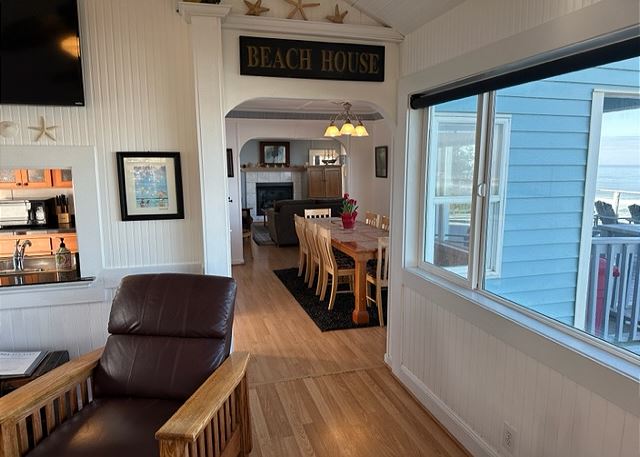 Image Dining table is oceanfront