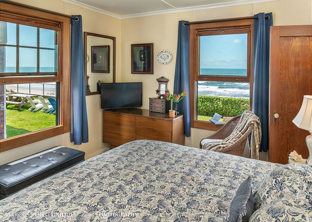 Image King bedroom overlooks the ocean.