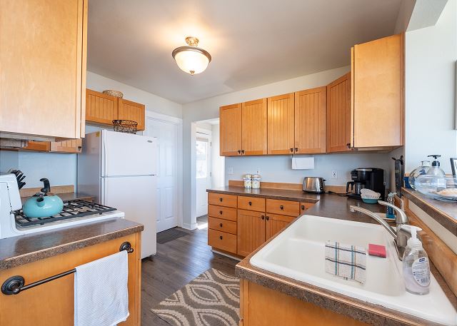 Image Fully stocked kitchen