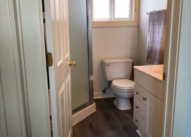 Image Main floor bathroom, 1 of 3 bathrooms 