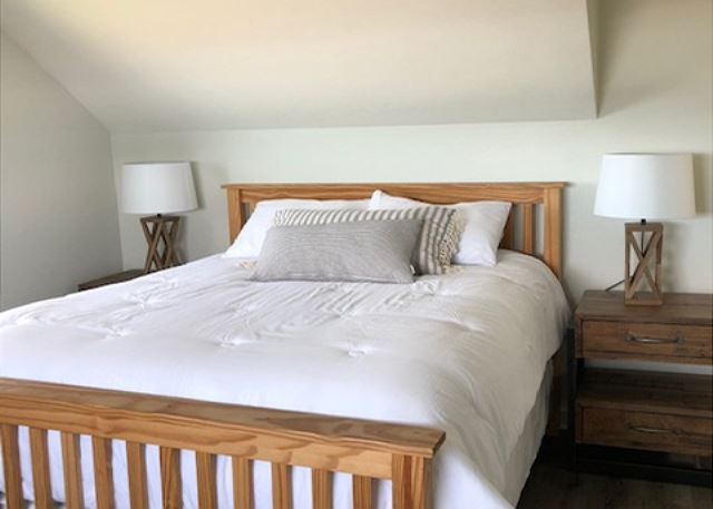 Image Queen bed upstairs 