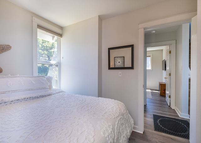 Image Queen Main floor bedroom