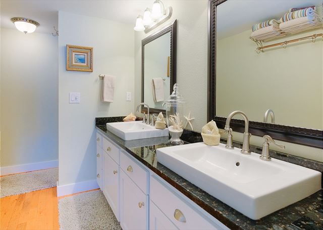 Image King master bathroom