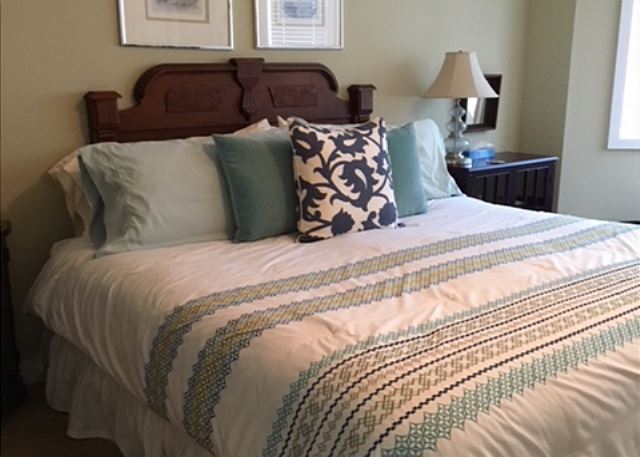 Image Queen Bedroom with oceanfront views