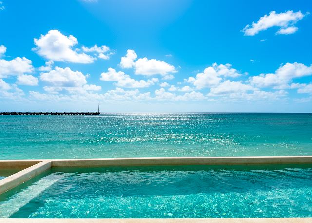 The beachfront pool at La Aurora overlooks the turquoise Caribbean, offering uninterrupted views of the horizon. A perfect spot to cool off, relax, and take in the calm beauty of Puerto Morelos.
