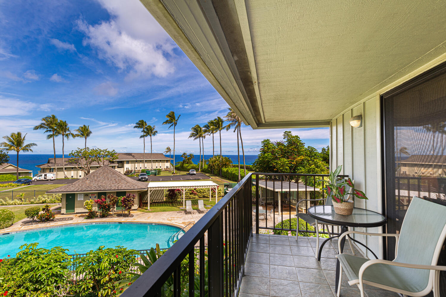 Ocean Views And Heated Pool - Charming Top Floor Retreat - Princeville, HI