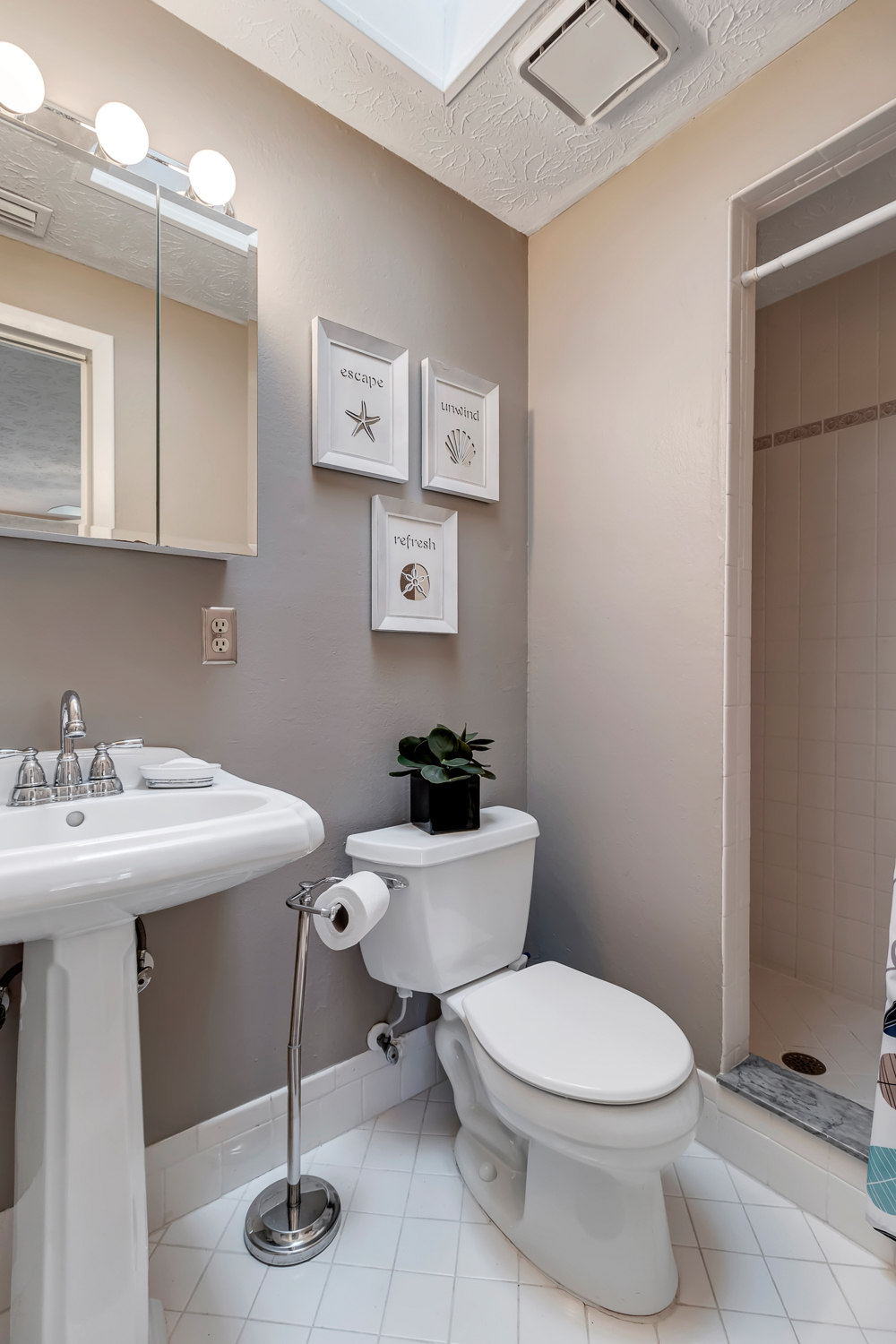 Shady Oaks - Breezy retreat w patio & beach access | Photo 20