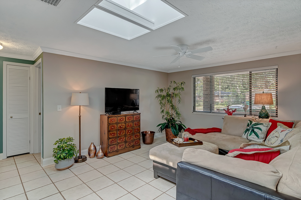 Shady Oaks - Breezy retreat w patio & beach access | Photo 8