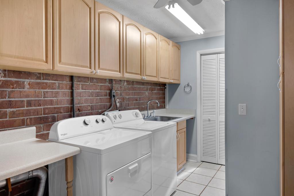 Shady Oaks - Breezy retreat w patio & beach access | Photo 30