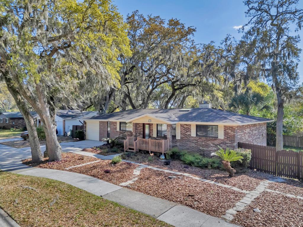 Shady Oaks - Breezy retreat w patio & beach access