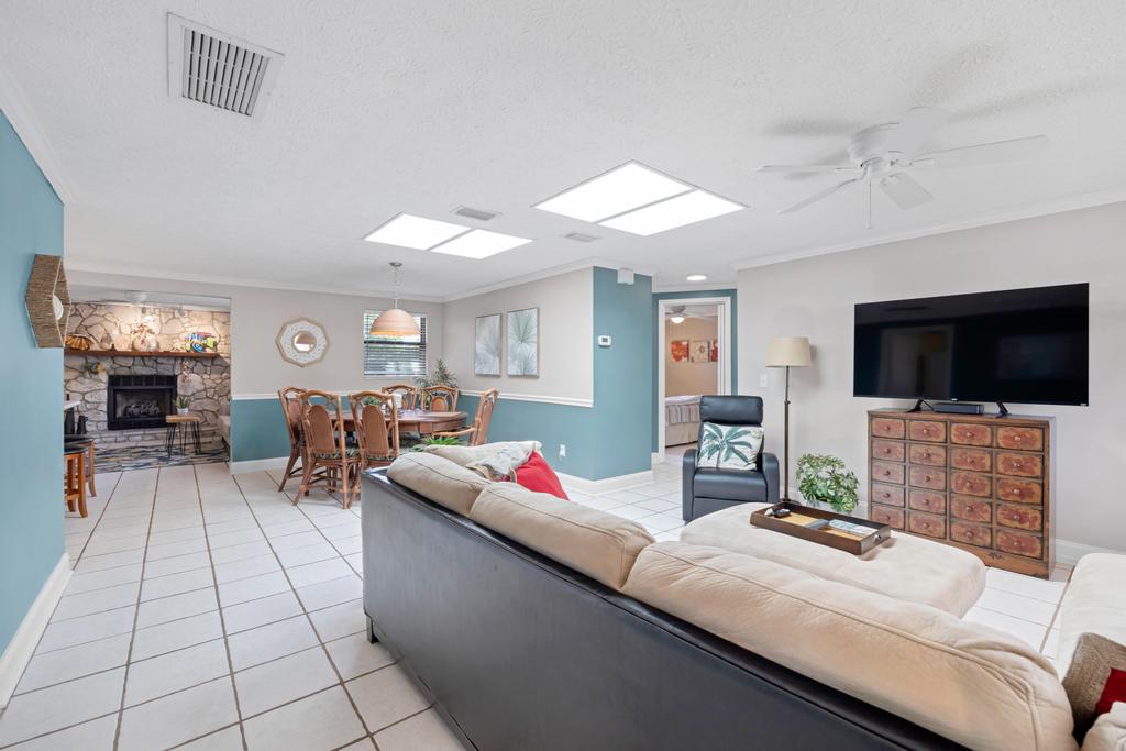 Shady Oaks - Breezy retreat w patio & beach access | Photo 10