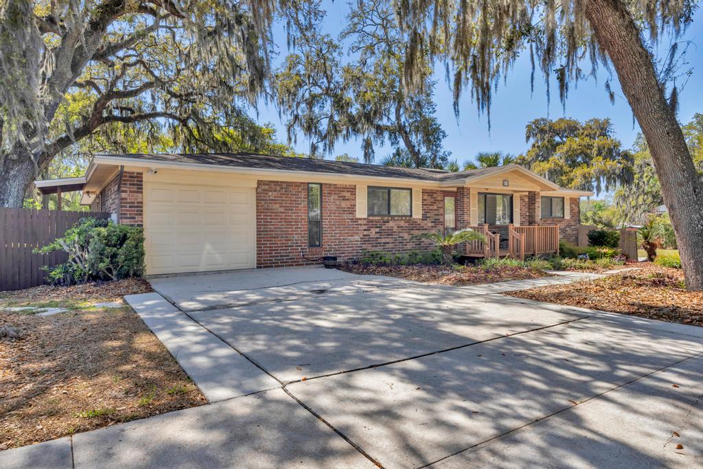 Shady Oaks - Breezy retreat w patio & beach access | Photo 7