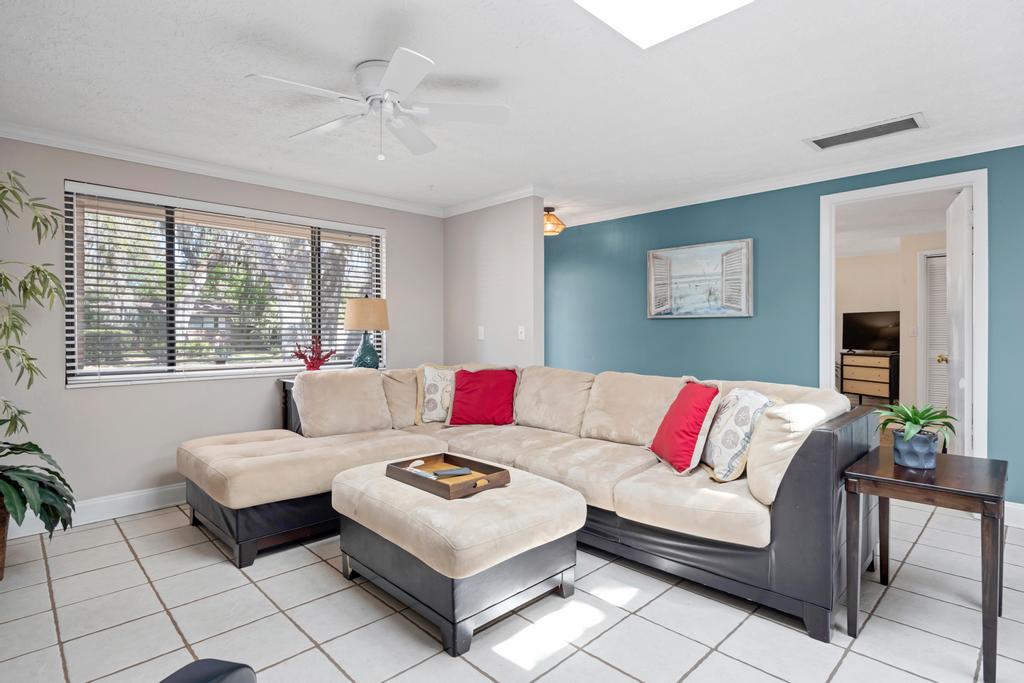Shady Oaks - Breezy retreat w patio & beach access | Photo 1
