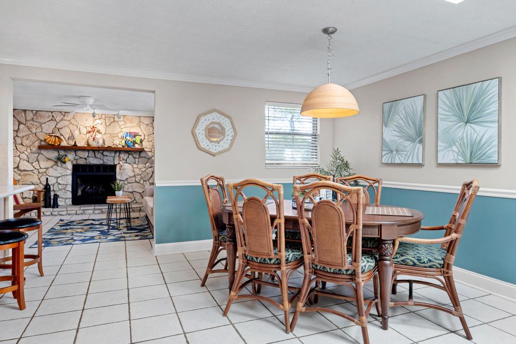 Shady Oaks - Breezy retreat w patio & beach access | Photo 2