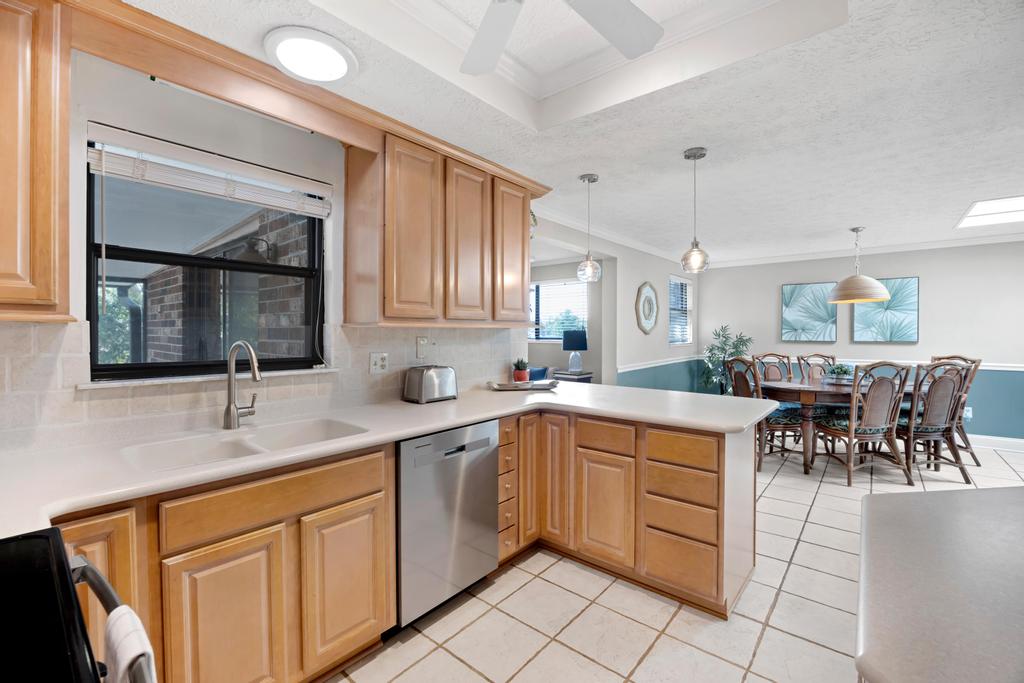 Shady Oaks - Breezy retreat w patio & beach access | Photo 18