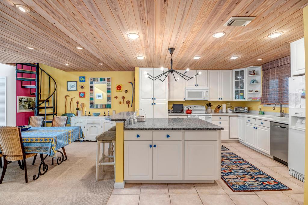 Fishermans Recess - 3BR condo w lake views & lanai | Photo 7