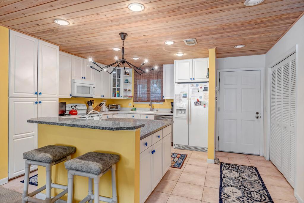 Fishermans Recess - 3BR condo w lake views & lanai | Photo 5