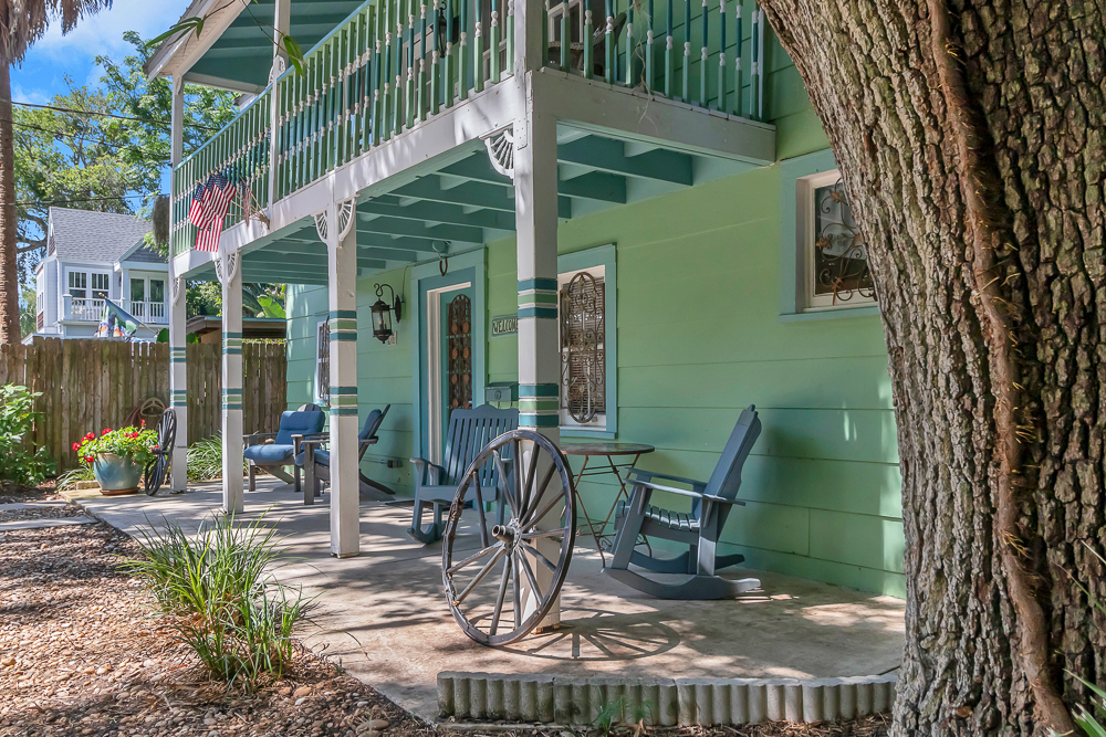 Carriage House - 3BR Vintage Stay w/ Garden Views | Photo 6