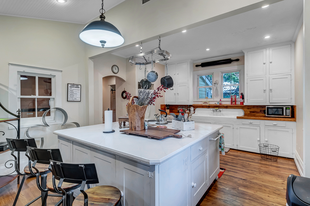 Sunny Side Cottage - near downtown w/ garden | Photo 12