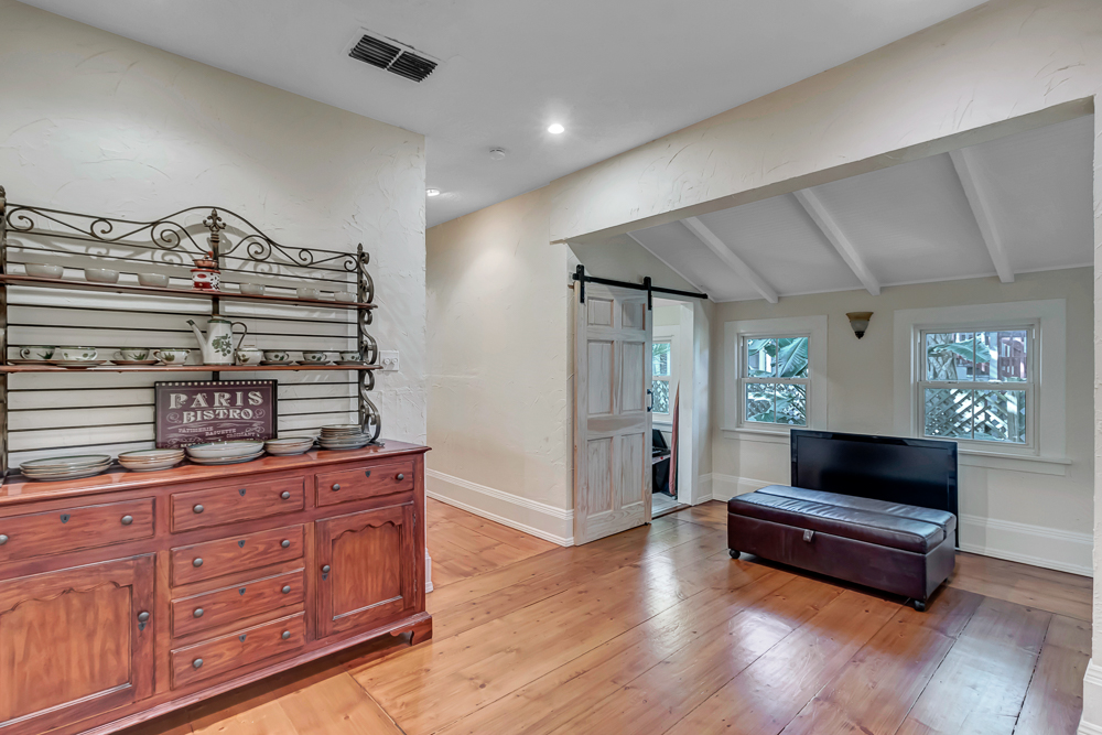 Sunny Side Cottage - near downtown w/ garden | Photo 8