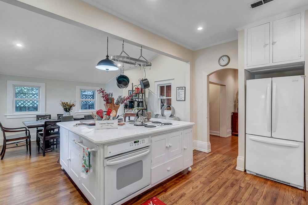 Sunny Side Cottage - near downtown w/ garden | Photo 10