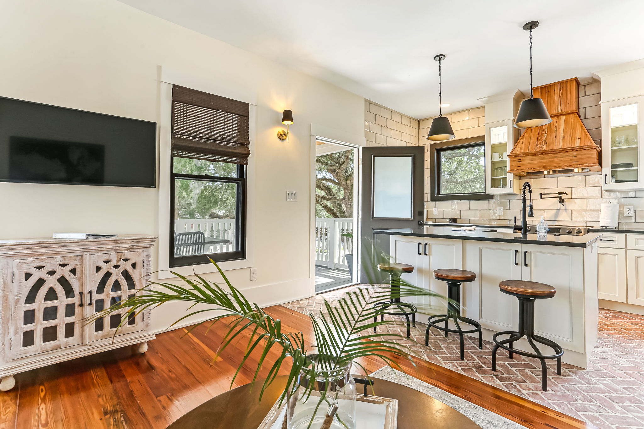 Plaza Alta on King - Downtown flat w veranda views | Photo 24