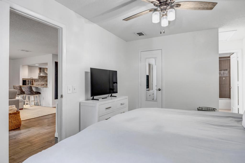 Bermuda Bungalow - 3BR stay w BBQ | Photo 18