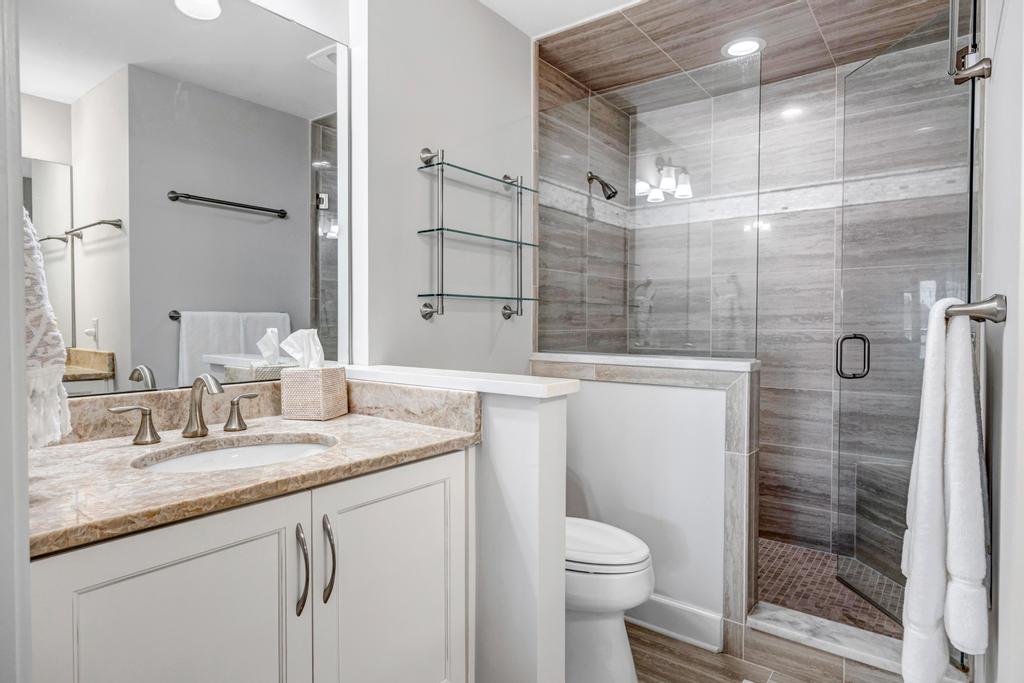 Lakeshore Luxury - Sunny condo near beach w deck | Photo 26