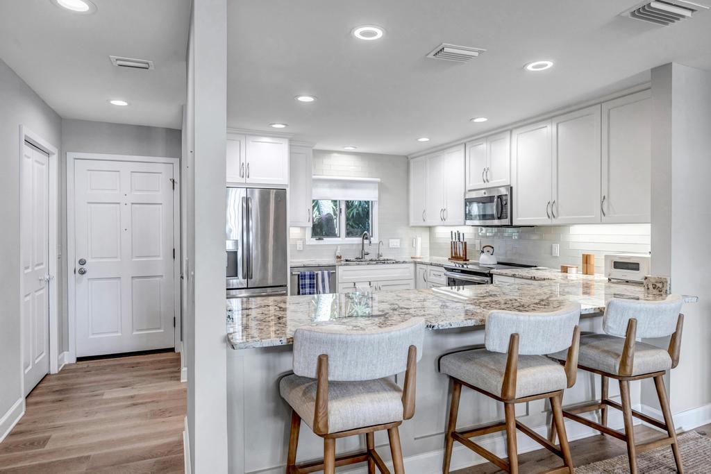 Lakeshore Luxury - Sunny condo near beach w deck | Photo 13