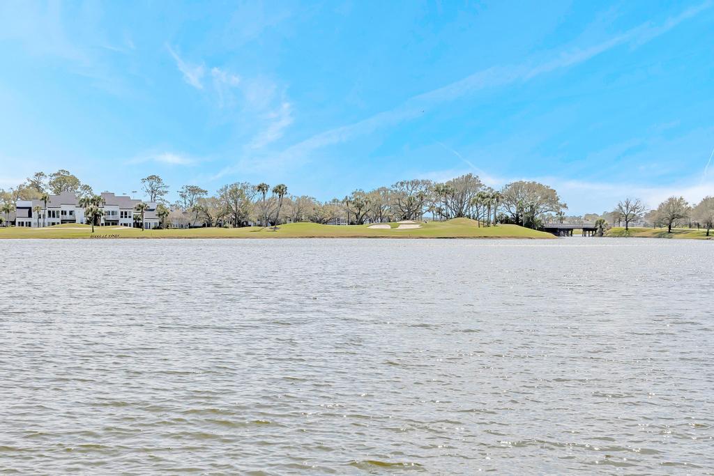 Lakeshore Luxury - Sunny condo near beach w deck | Photo 37