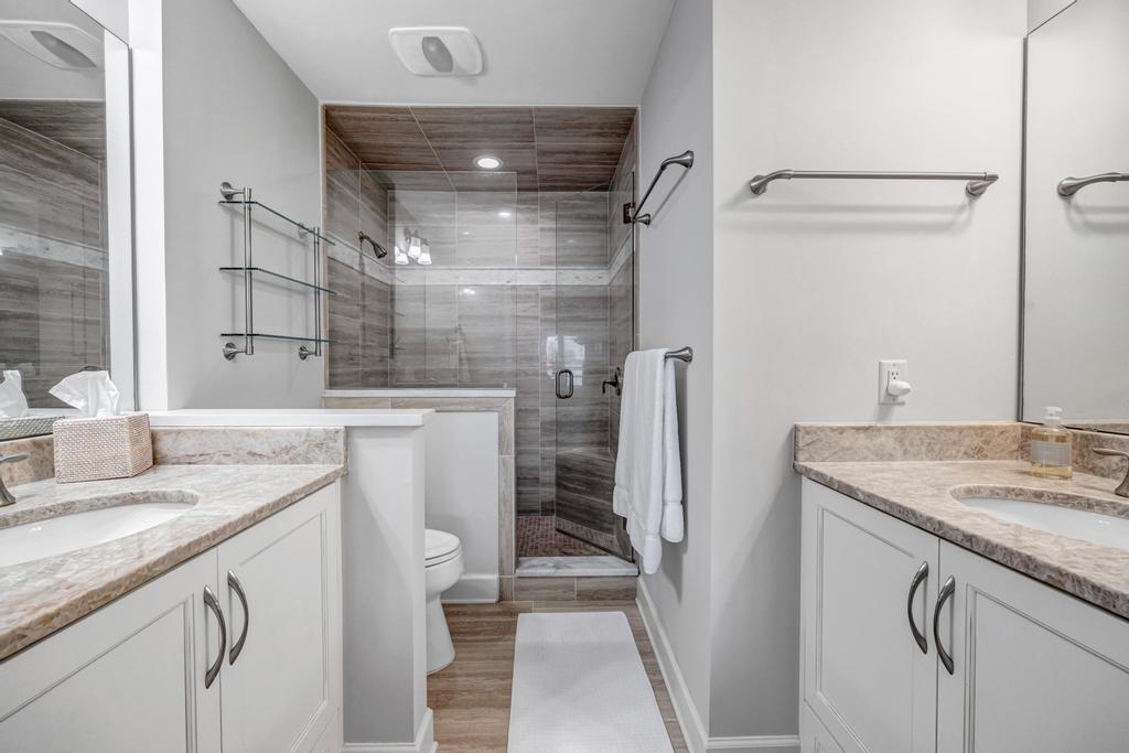 Lakeshore Luxury - Sunny condo near beach w deck | Photo 25