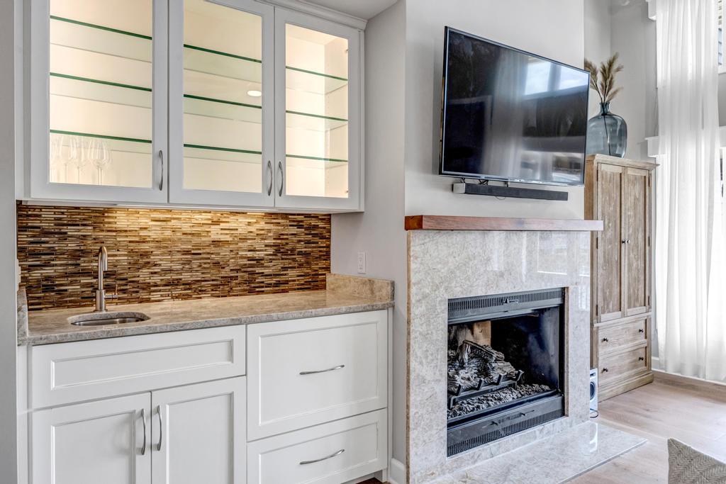 Lakeshore Luxury - Sunny condo near beach w deck | Photo 20