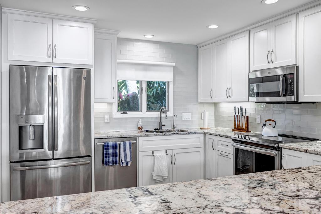 Lakeshore Luxury - Sunny condo near beach w deck | Photo 12