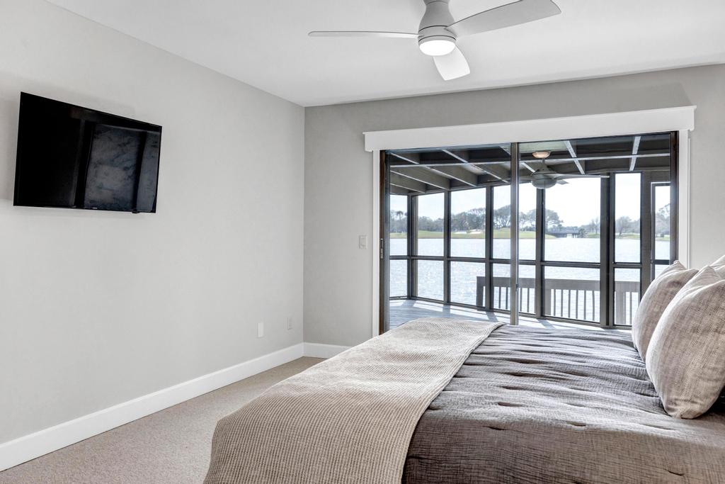 Lakeshore Luxury - Sunny condo near beach w deck | Photo 5