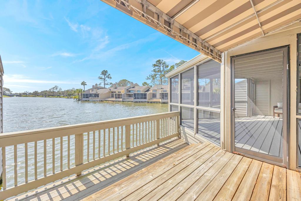 Lakeshore Luxury - Sunny condo near beach w deck | Photo 4