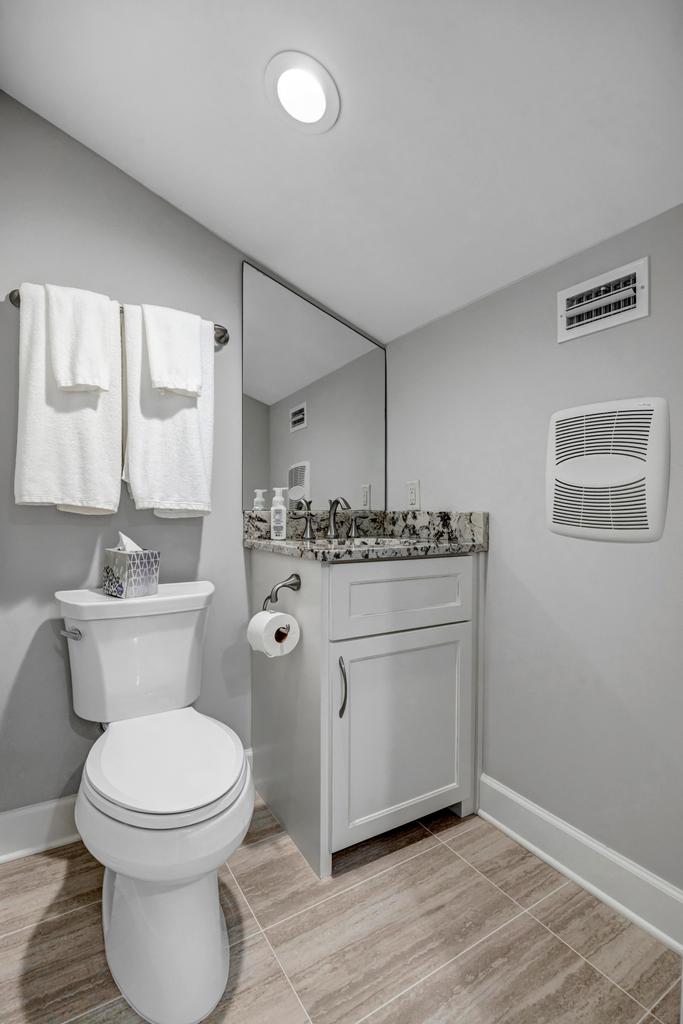 Lakeshore Luxury - Sunny condo near beach w deck | Photo 33