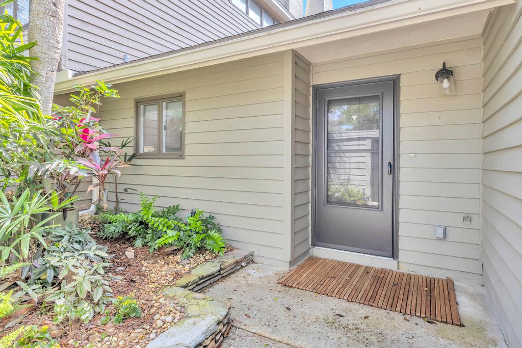 Lakeshore Luxury - Sunny condo near beach w deck | Photo 8