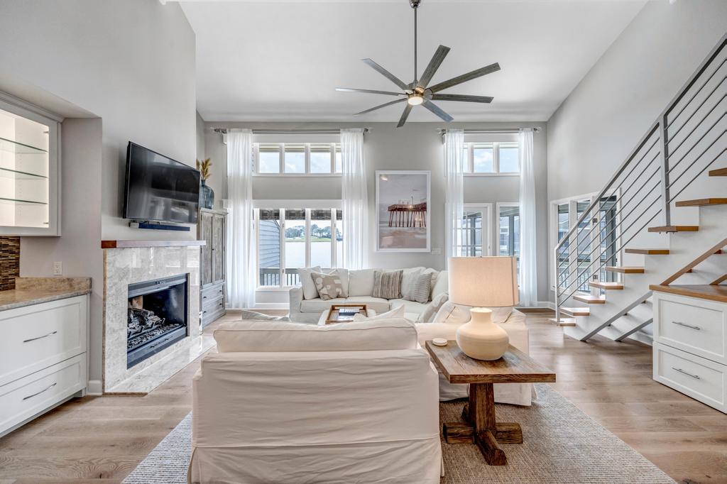 Lakeshore Luxury - Sunny condo near beach w deck | Photo 3