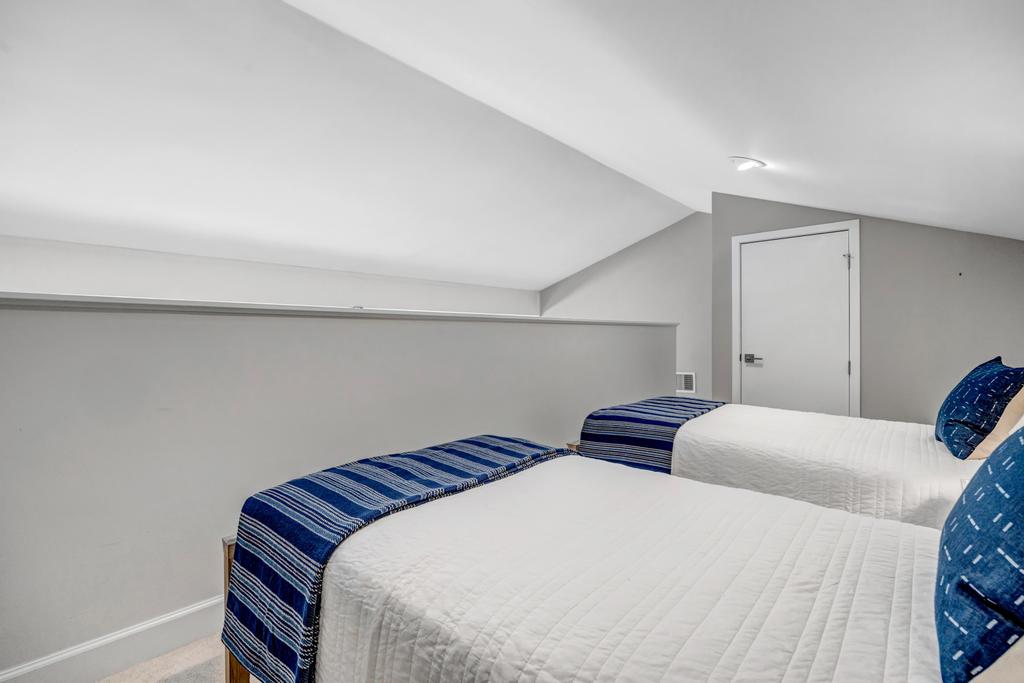 Lakeshore Luxury - Sunny condo near beach w deck | Photo 32