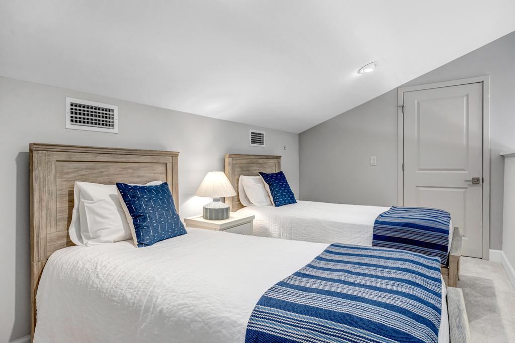 Lakeshore Luxury - Sunny condo near beach w deck | Photo 31