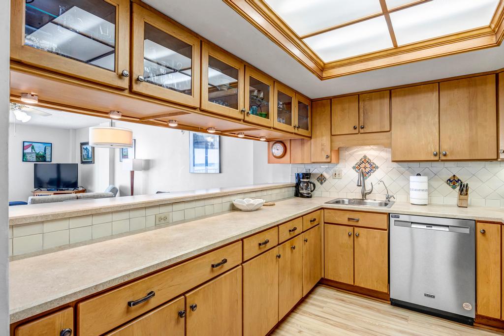 Crescent Breeze - Oceanfront condo w/ lanai & pool | Photo 11