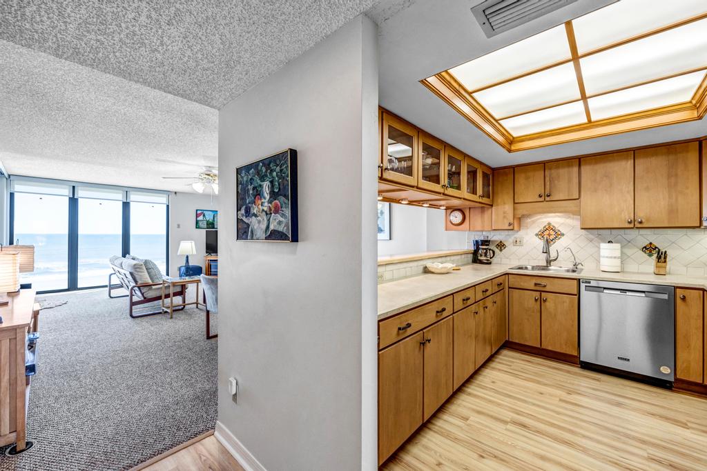 Crescent Breeze - Oceanfront condo w/ lanai & pool | Photo 10