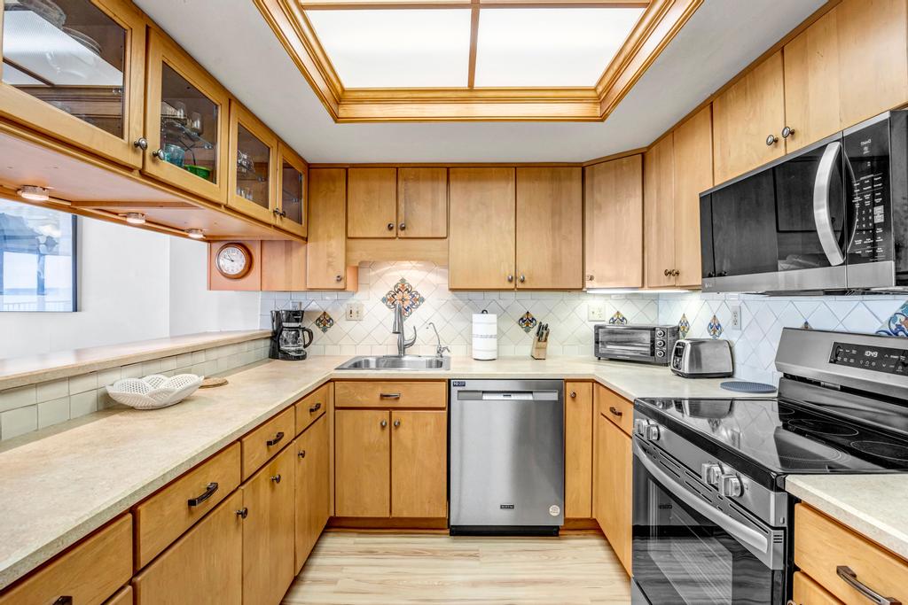 Crescent Breeze - Oceanfront condo w/ lanai & pool | Photo 2