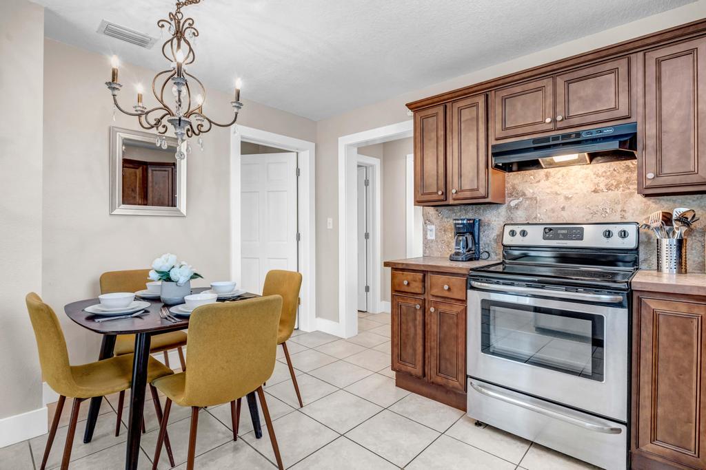 Cordova Palms B - 2BR bungalow w/ porch | Photo 13