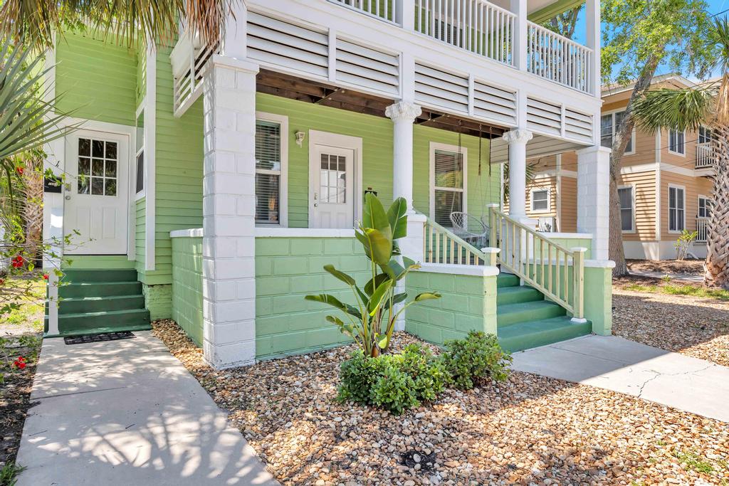 Cordova Palms B - 2BR bungalow w/ porch | Photo 7