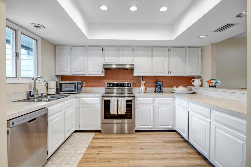 Coastal Comforts - Peaceful condo w/ pool access | Photo 13