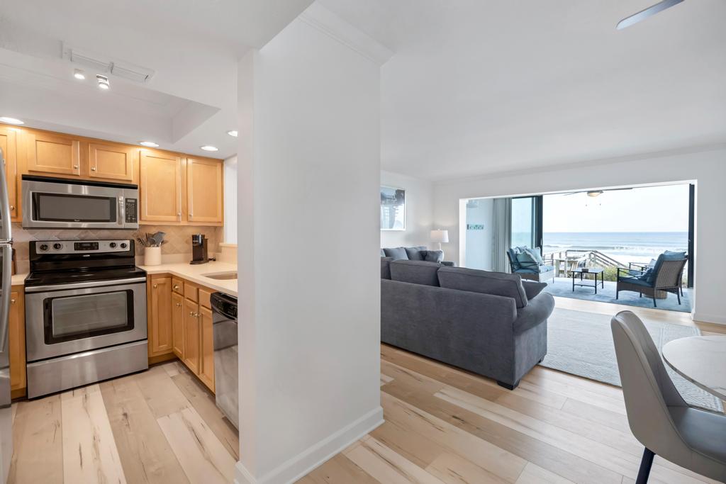 The Tennessea Inn - Oceanfront 1BR w/ beach access | Photo 9