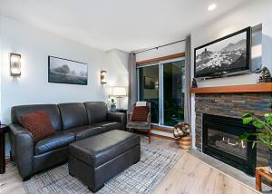 54 Glaciers Reach a 2br with hot tub & pool in Whistler Village